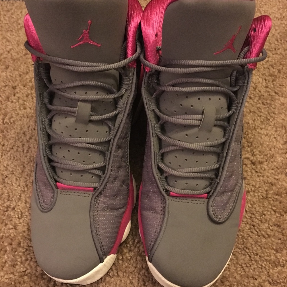 Air Jordan 13 Retro GS Cool Grey/Fusion pink.